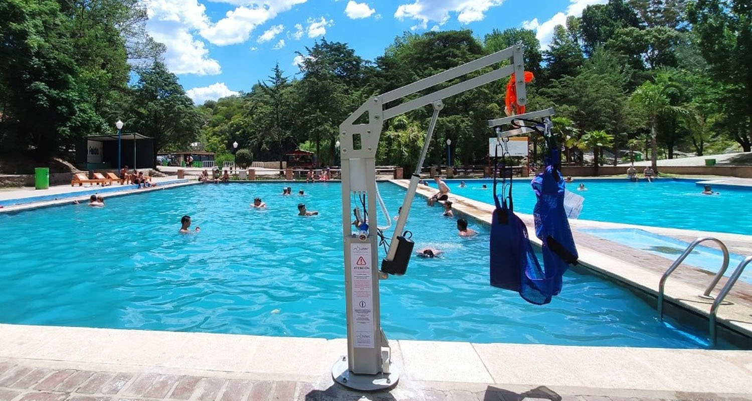 Instalación de la grúa para acceso a piscinas en el Balneario 7 Cascadas